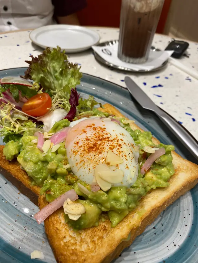 牛油果三文治配慢煮雞蛋 