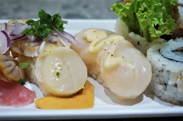 蔥香珍寶熟帆立貝壽司、炙燒黑松露帆立貝壽司