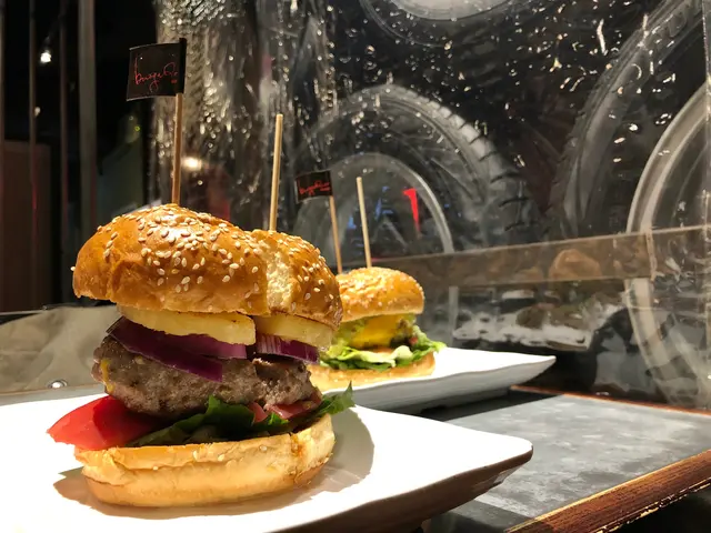 菠蘿燒烤醬牛肉漢堡