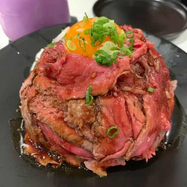 慢煮頂級牛肉盛丼