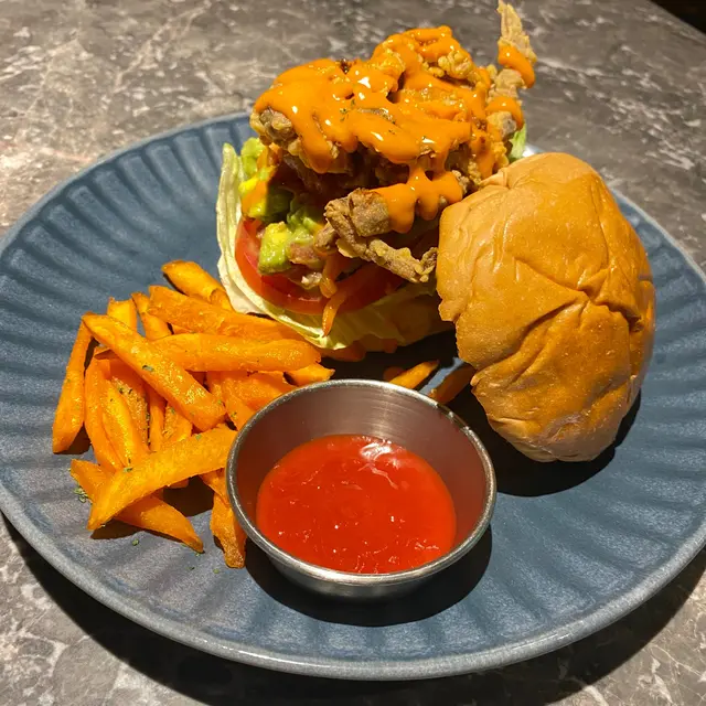 香脆軟殼蟹漢堡包配牛油果，泡菜，蕃薯條