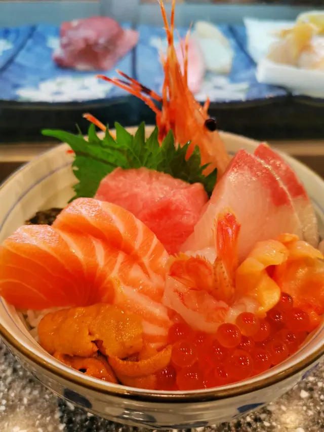 刺身厚切亦新鮮，拖羅及海膽屬最佳食材