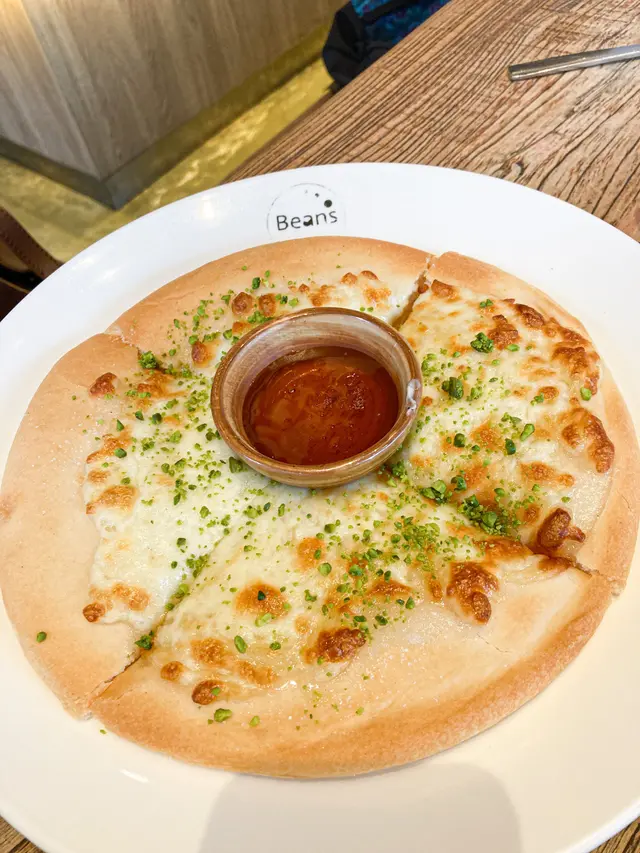 開心果馬蘇里拉芝士薄餅配蜂蜜