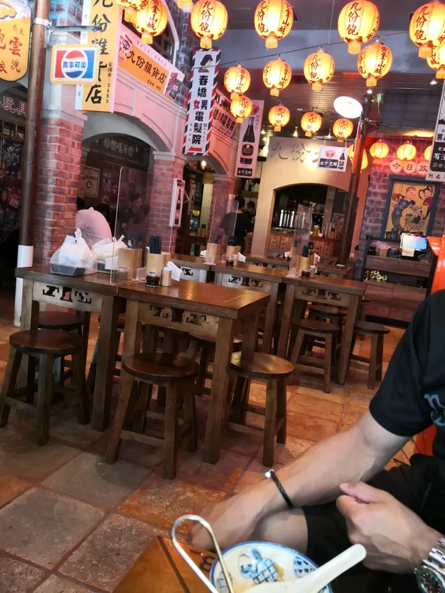 幾排吉枱，都係要人地迫住坐1張細枱