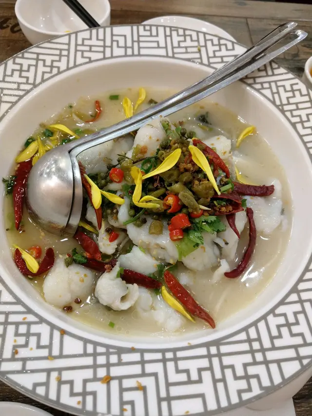 能吃點辣就最好叫中辣，魚肉滑，湯底正