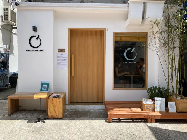 店舖以白色外牆同淺木色家具為主 門口仲有竹作為裝飾