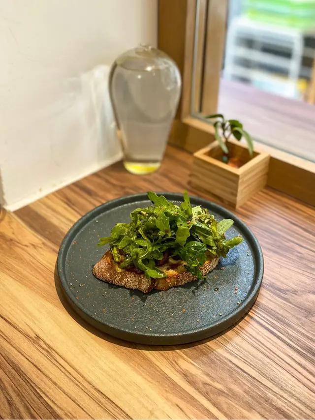 (SRF Beef, Emmental Cheese, Arugula, Caramelised Onion)