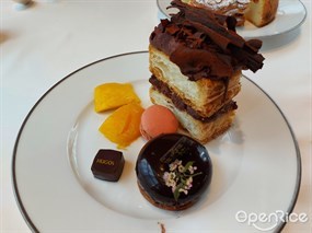 自選甜品之二，包括朱古力拿破崙蛋糕 - 尖沙咀的希戈餐廳