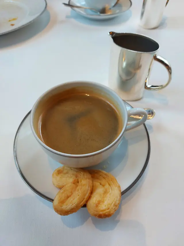 配上蝴蝶曲奇的咖啡