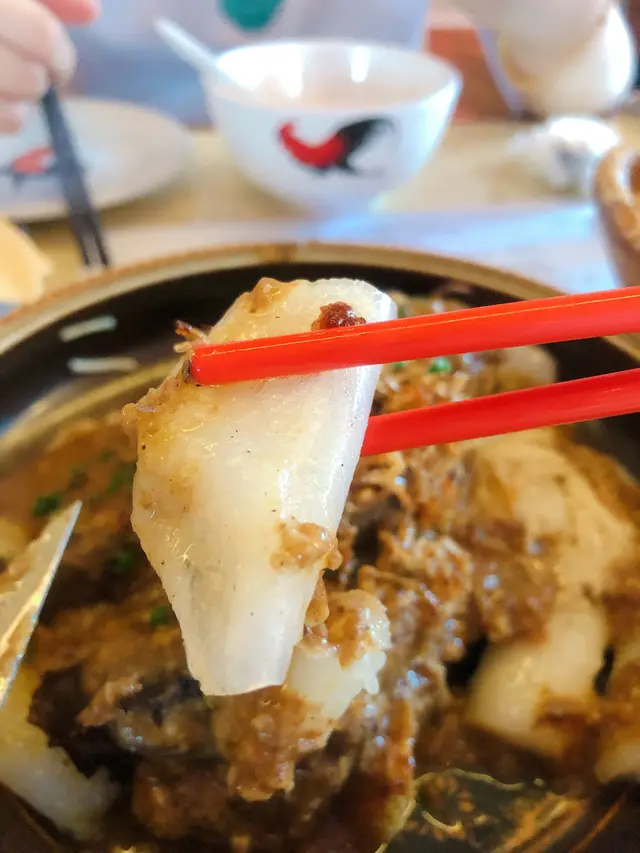 香煎澳洲和牛臉，配沙爹金菇汁，櫻花蝦煎腸粉