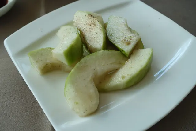 以新鮮石榴加上話梅粉，清新健康