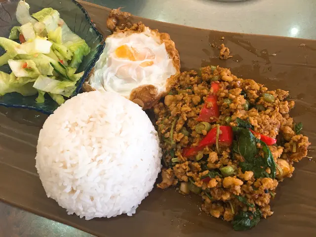 泰式肉碎脆邊荷包蛋飯