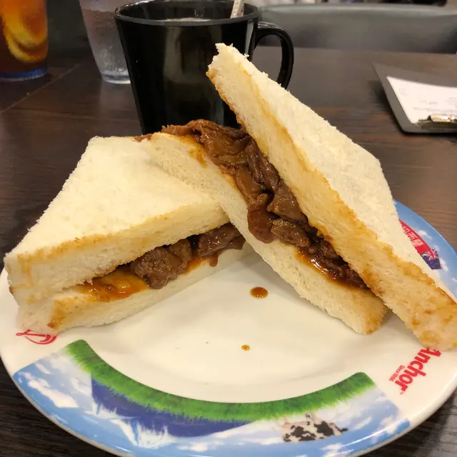 牛肉份量不少，咬落去會流汁，麵包吸咗汁，好食