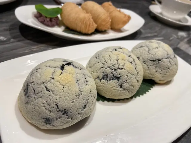 雪山竹炭叉燒餐包