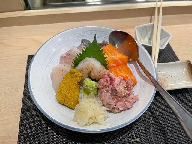 午餐之七色魚生飯