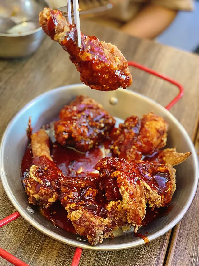 上菜個陣會比埋手套，好貼心