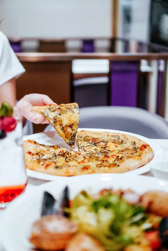 鮮松露水牛芝士薄餅
