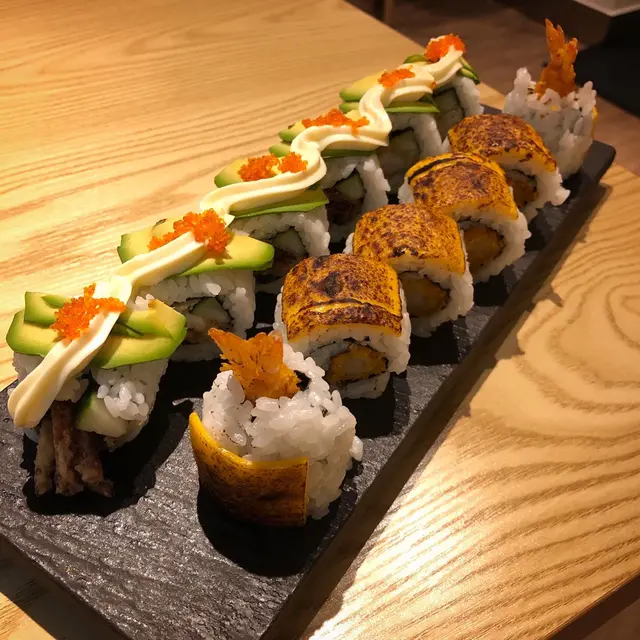 牛油果軟殼蟹卷  &  芝士炸蝦卷