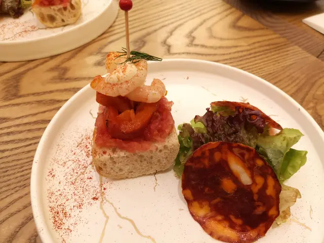 鮮蝦脆多士配辣肉腸