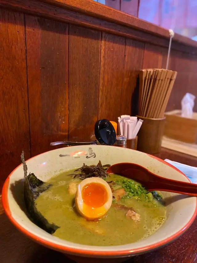 另一款係芫茜控見到必發青光，芫荽拉麵。佢地係將芫茜打爛溶入埋個湯度，先飲一口湯底，好清新既感覺，同佢本身個豬骨湯底好夾呢，呢碗叫左曲麵，正呀