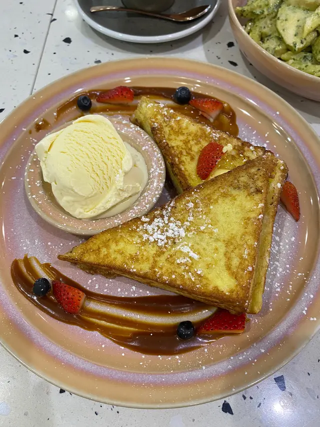 幾好食的甜品，不太甜不太油，有微微的焦香味道。果醬酸酸甜甜的。