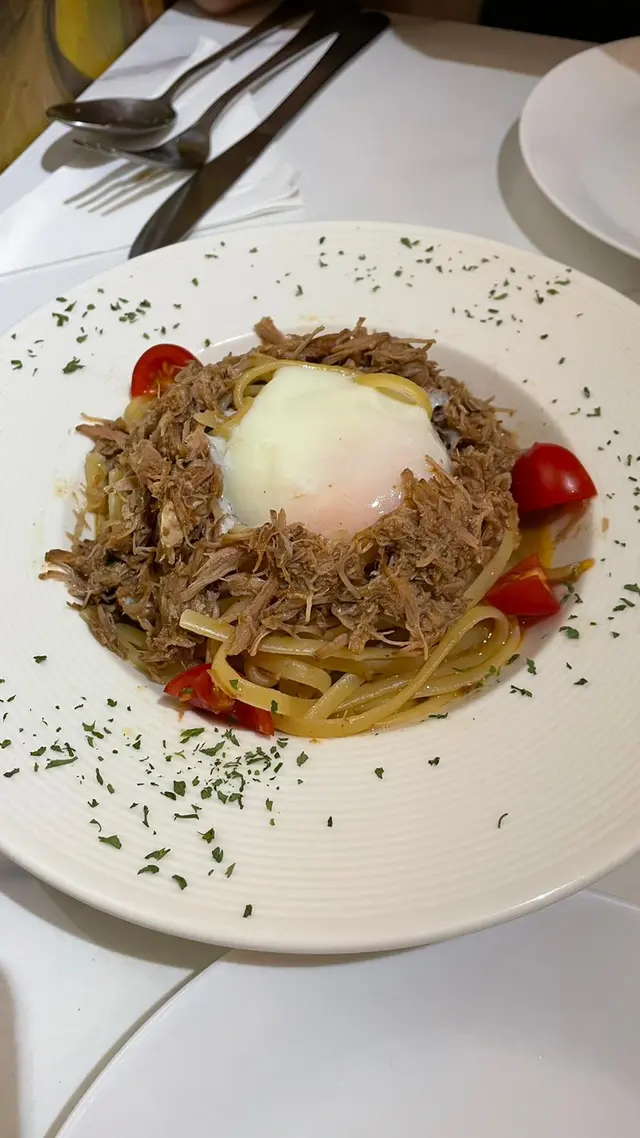 48小時慢煮煙燻手撕豬溫泉蛋扁意粉