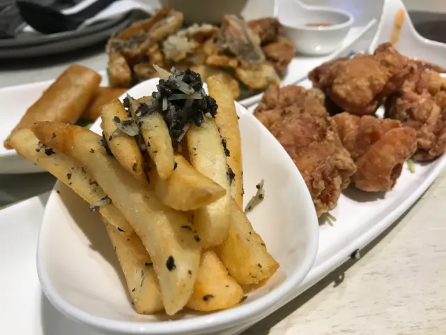 美式香辣炸雞配帕馬森芝士及黑松露醬薯條