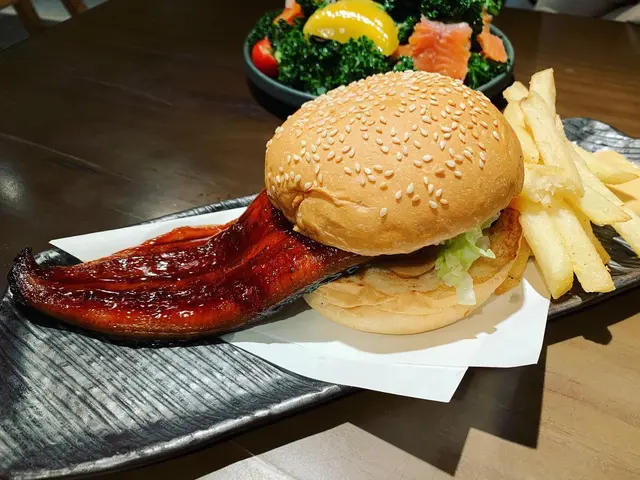 蒲燒鰻魚漢堡配青檸鹽薯條