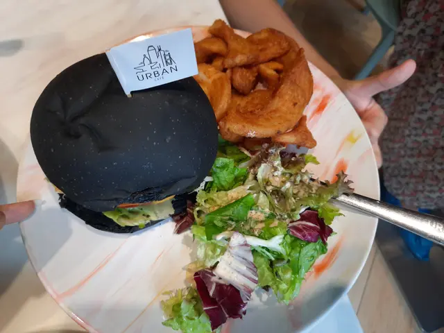 安格斯牛肉手工竹炭漢堡配脆薯