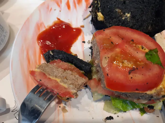 安格斯牛肉手工竹炭漢堡配脆薯