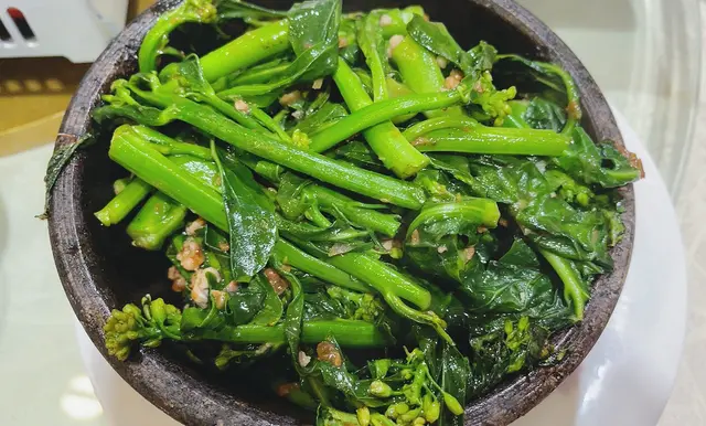 鍾意食鹹魚芥蘭味嘅朋友可以試吓，呢個又係勁惹味，用石鍋整，特別好食，只可惜今次啲芥蘭老左些小