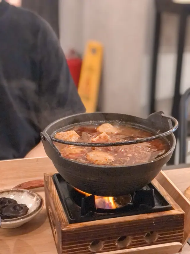 鴨血煲可以揀東粉或者白飯 但係當日因為白飯已經賣晒咁就揀咗東粉 鴨血份量超多 佈滿晒成個鍋 而且每一舊都好大好滑好吸汁 咬落口感彈牙 雖然未去到超辣嘅程度 但對於平時唔係好食得辣嘅朋友 都係偏辣嘅另外配菜仲有豆腐同埋貢丸 全部都係好吸汁嘅配菜  不過鴨血煲準備時間比較耐 大概要等10分鐘先有