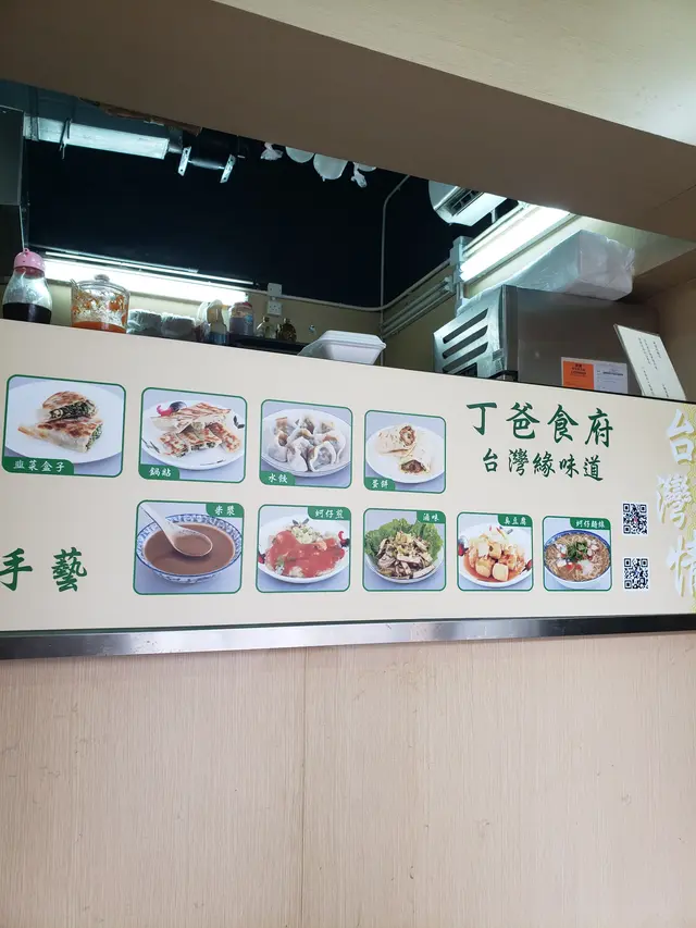 餐廳內有幾張椅俾客等外賣，而餐廳外有兩張堂食台