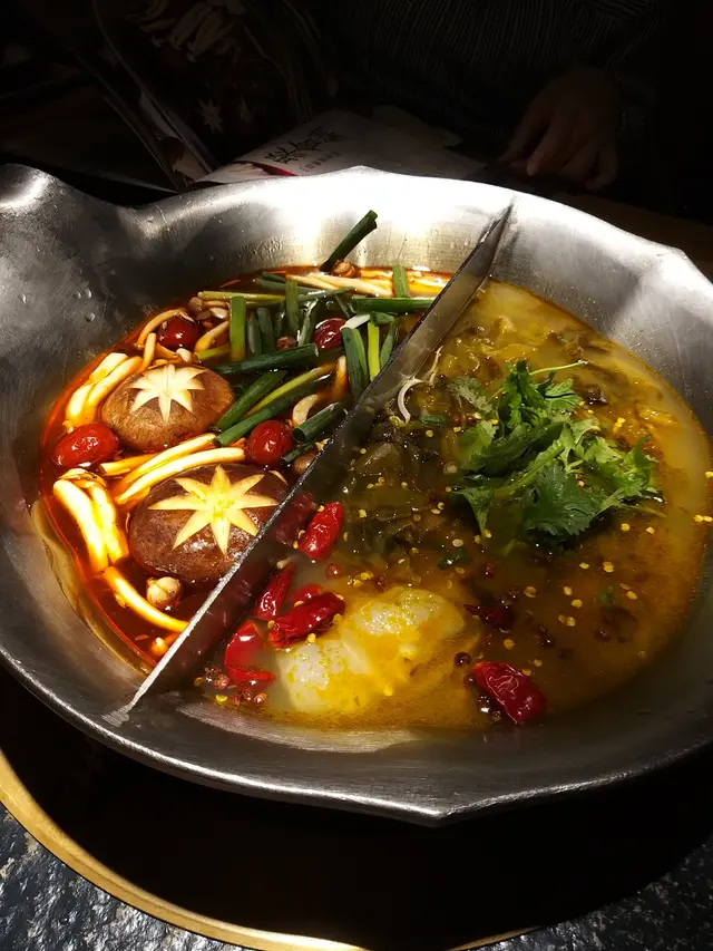 回味鍋 (辛酸菜魚鍋)及聚會鍋 (鮮菌菇鍋)