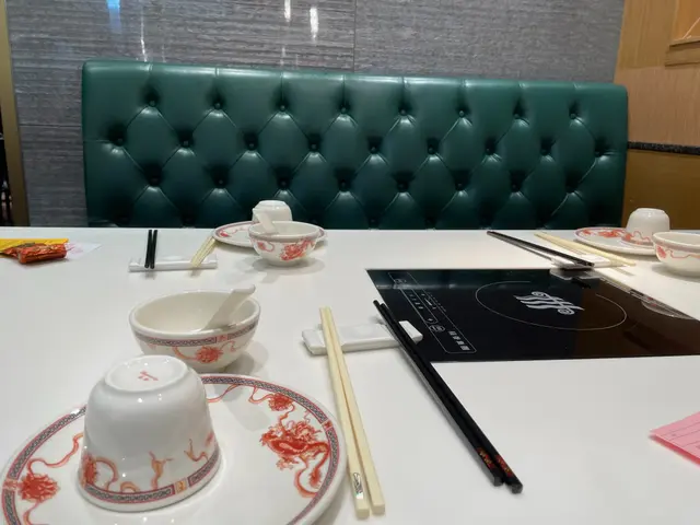 茶樓有正常的圓桌,也有卡位