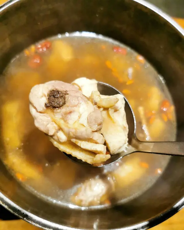 花雕藥膳雞煲 (半隻)