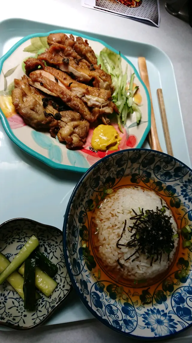 茶燻雞好香，相比下個烏龍茶漬飯就唔夠茶香。