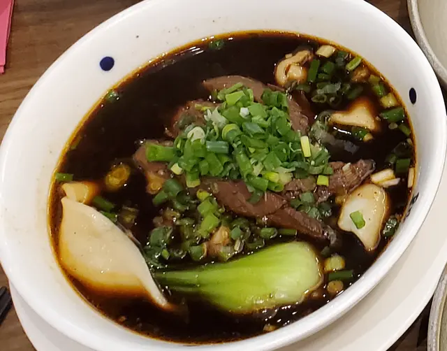 有三小件紅燒腱心牛肉, 麵的份量不多