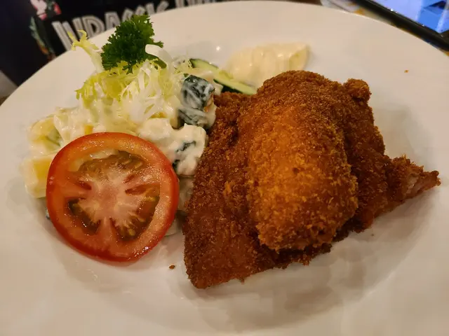 吉列豬柳配什果沙律