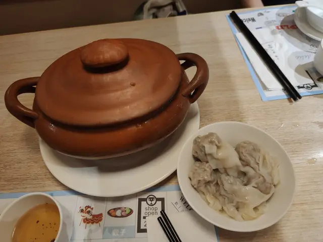 蟲草花燉雲吞雞湯