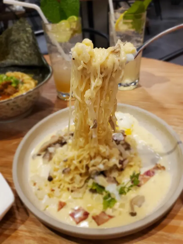 意式卡邦尼即食麵配溫泉蛋