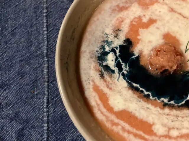 一上湯 即刻俾佢既顏色吸引咗  橙色底色 配上少許螺旋草既綠色  中間仲有粒蕃茄 飲落有唔同蔬果既甜味 會有少少渣 增加湯既口感  湯我飲落會甜咗啲 但系配上佢俾既餐包 一齊品嚐既話 就可以中和咗個味道 都好夾