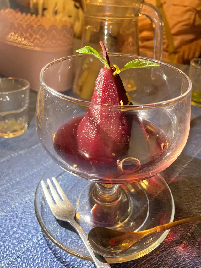 甜品 當晚有3樣可以揀 我就揀咗紅酒🍷浸啤梨 簡簡單單用玻璃杯上碟 已經好靚 食起上嚟入味 好易入口 後勁好重  唔會難切開