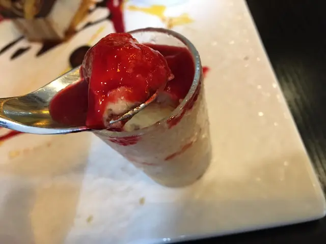 玫瑰山楂慕絲配士多啤梨汁