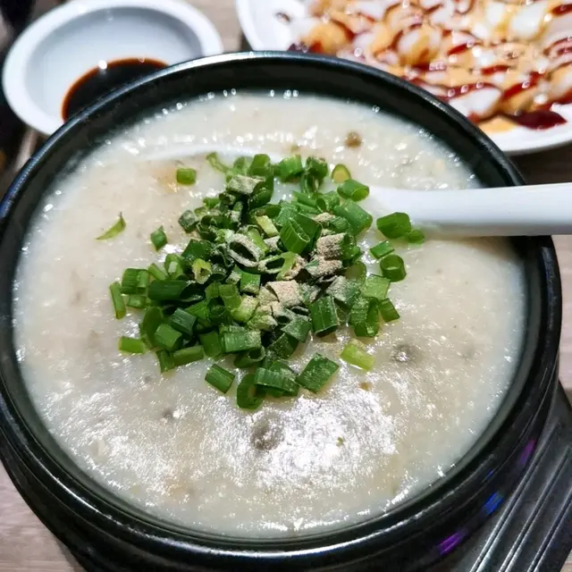 皮蛋瘦肉粥現白腸粉