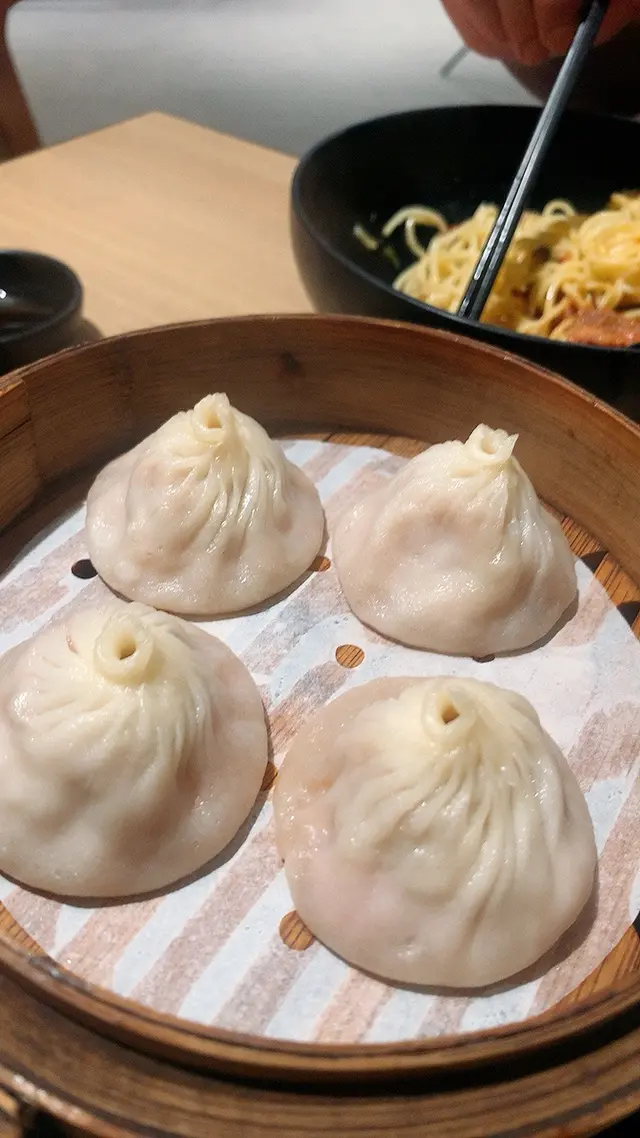 呢度嘅小籠包真係做到皮薄多汁，夾起又唔會好易穿❤️