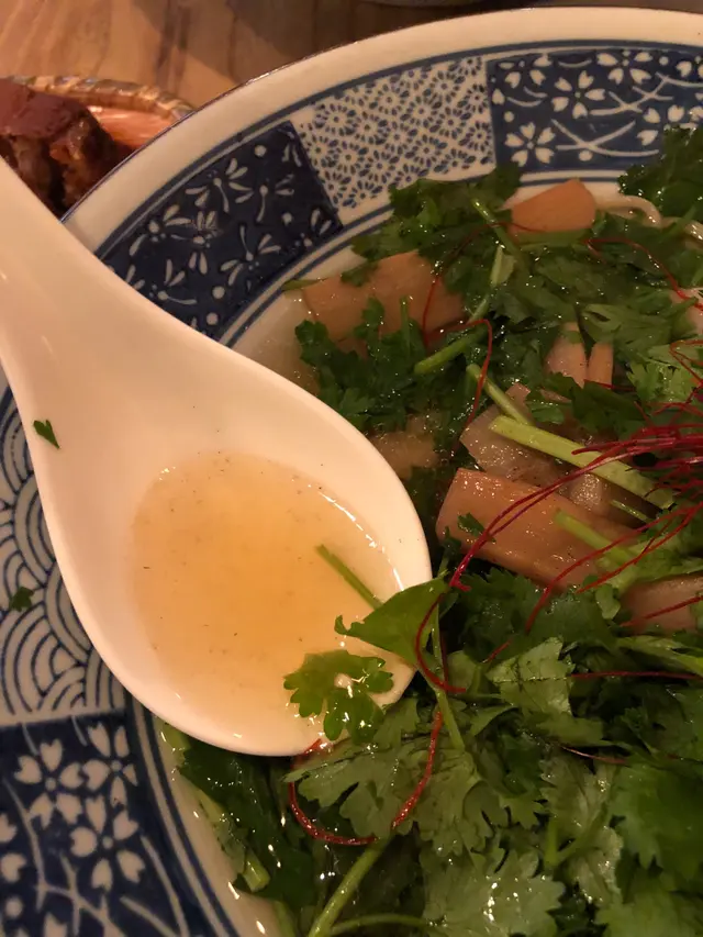 極上芫荽醬油拉麵配低溫慢煮叉燒