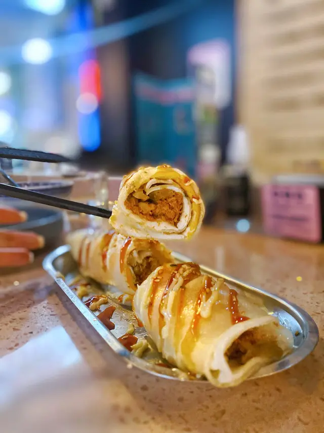 榨菜食落味道酸酸開胃,口感夠爽脆,肉鬆食落香酥棉密,至於蛋餅皮夠厚,食落口感煙韌