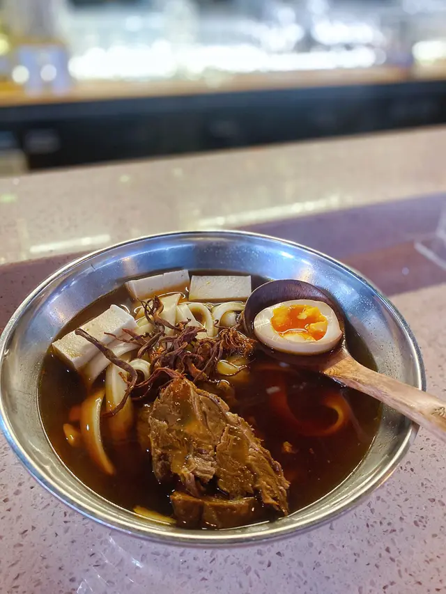 牛肉湯味道會比較鹹一啲,但飲得出牛肉味非常濃郁,非常入味