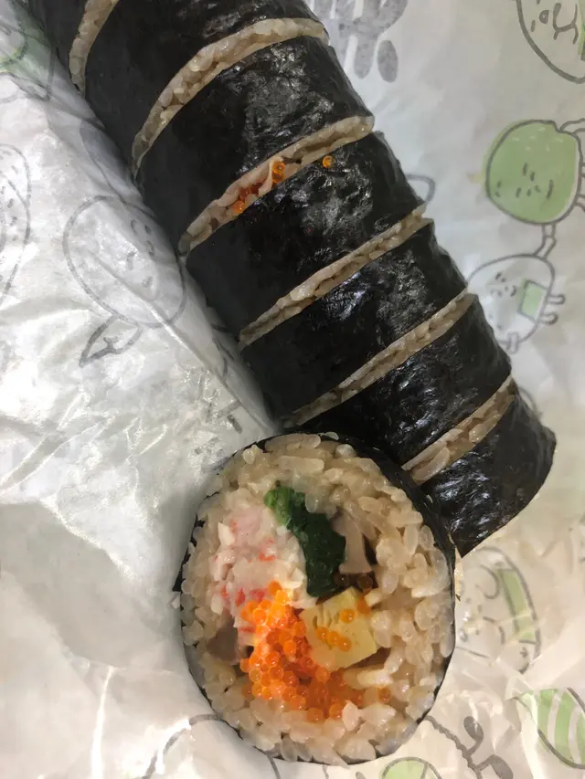 仲有蟹柳沙律添😳